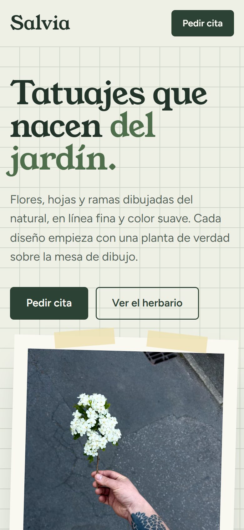 Demo de estudio de tatuaje botánico en el móvil